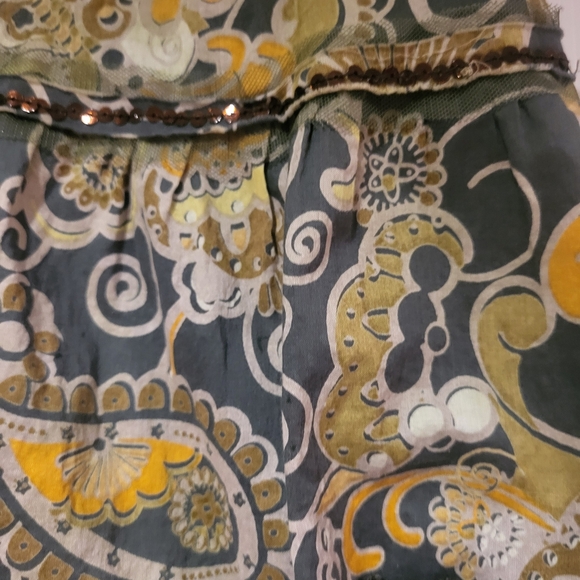 Floral Patterned Skirt in Gray and Yellow - Picture 3 of 6